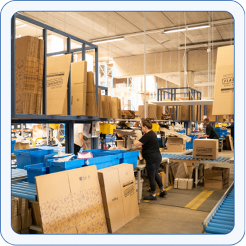 Ljubazna žena u logistici koja pakuje pošiljke