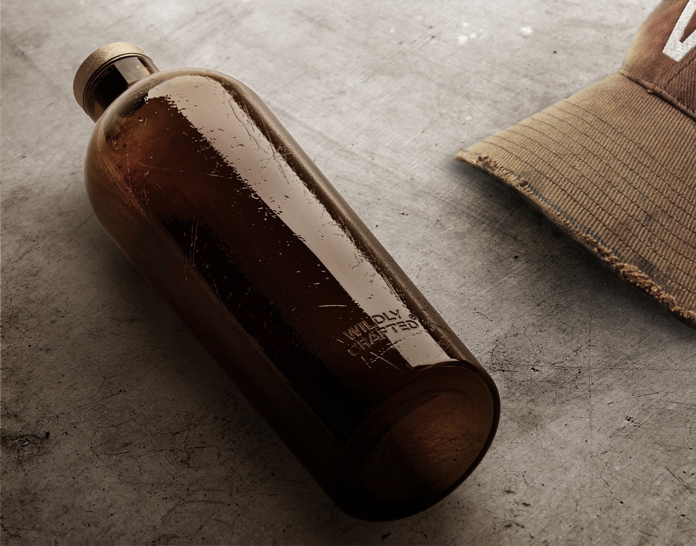 Estal Wildly Crafted Slika raspoloženja: smeđa boca kolekcije Wildly Crafted leži na sivoj betonskoj podlozi, pored nje braon šiljasti čep
